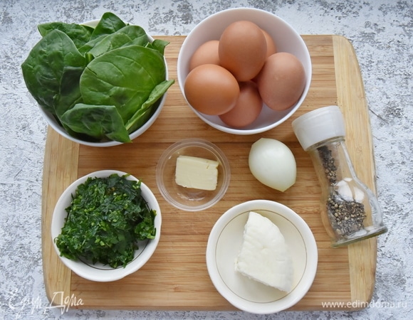 Готовлю продукты. Зелень можно использовать любую — чем больше и разнообразнее, тем лучше. У меня свежий шпинат и замороженная зелень петрушки, укропа, кинзы.