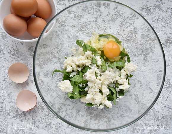 К остальным составляющим добавляю раскрошенный сыр.