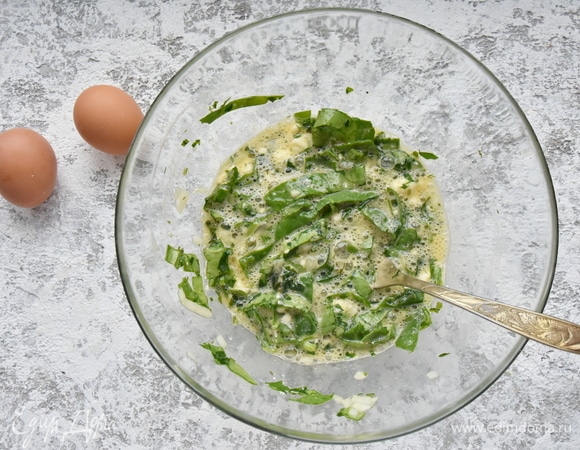 Вбиваю четыре яйца и перемешиваю смесь вилкой. Ничего взбивать не надо, достаточно только перемешать.