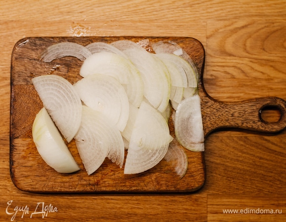 Лук очистить и нарезать полукольцами.