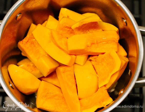 Тыкву очистить, нарезать крупными кусками и отправить к обжаренному луку.