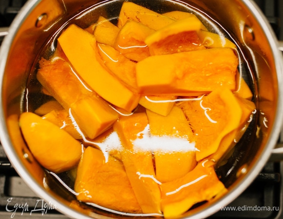 Залить водой, чтобы она покрыла тыкву не полностью.