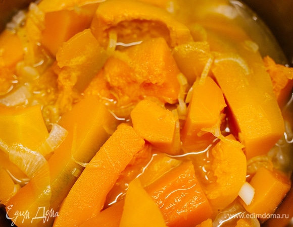 Варить 20 минут до мягкости. Слить часть воды в отдельную емкость.