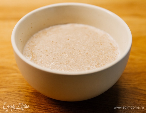 В теплом молоке развести дрожжи и сахар. Дать постоять 15 минут.