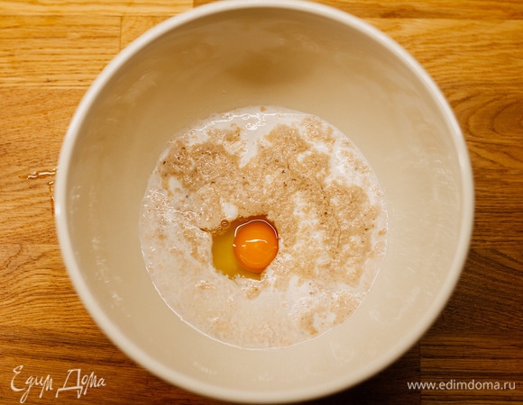 Добавить 1 яйцо и соль.