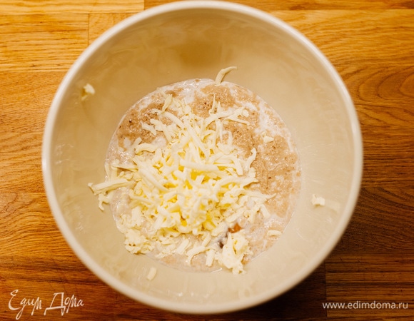 Масло натереть на крупной терке. Все хорошо перемешать.
