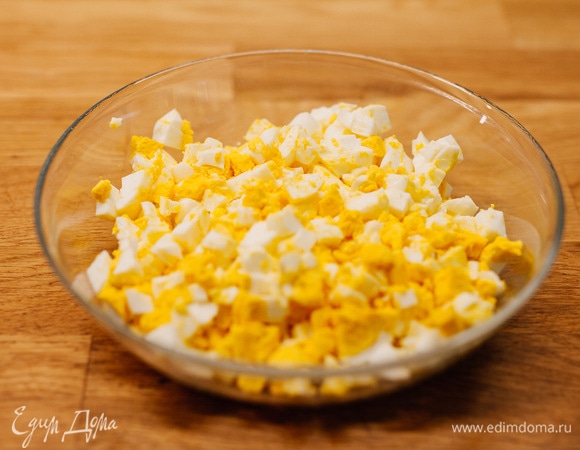 Для начинки яйца отварить, нарезать кубиком.