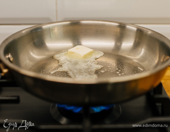 На сковороду бросить кусочек сливочного масла.