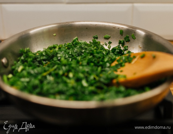 Выложить в сковороду лук и тушить 2–3 минуты, помешивая. Убрать с огня.