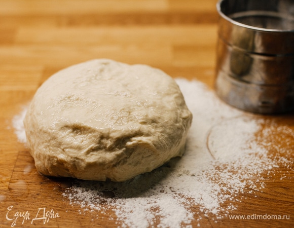 Рабочую поверхность посыпать мукой, положить туда тесто и обминать, пока оно не перестанет липнуть к рукам.