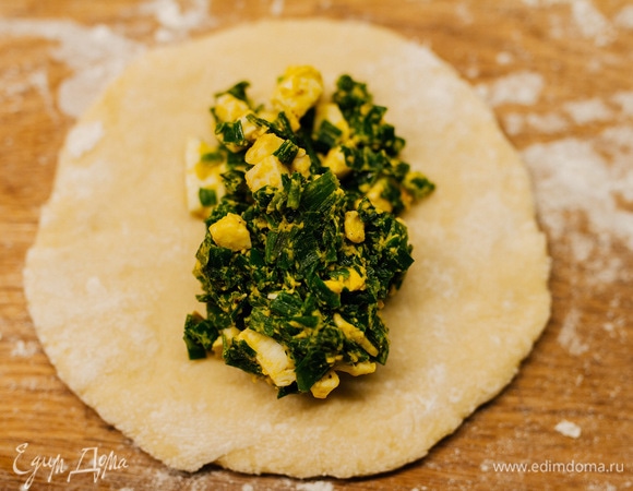 Раскатать кусочек теста в небольшой круг, выложить начинку.