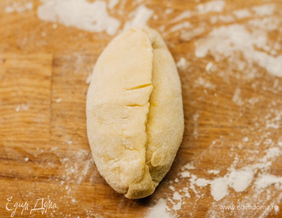 Края аккуратно соединить и залепить. Выкладывать на противень швом вниз.