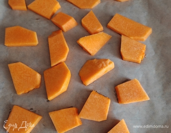 Выкладываем на противень и запекаем в духовке при температуре 180°C до мягкости, около 20 минут.
