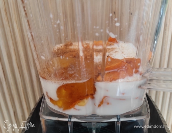 Кладем в блендер тыкву, заливаем горячим молоком, добавляем мед и специи ( (их количество можно изменить по своему вкусу). Взбиваем до однородности. Если у вас блендер недостаточно мощный или погружной и тыква не перемалывается до однородности, процедите коктейль перед подачей через сито.