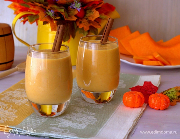 Разливаем коктейль по термостойким стаканам, украшаем палочками корицы. Подаем горячим!