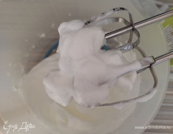В белки добавляем соль и взбиваем в крепкую пену.