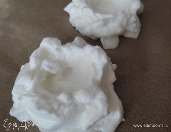 Противень застилаем пергаментом и аккуратно чайной ложкой выкладываем белковую массу, формируя «облачко». Затем в серединке делаем небольшое углубление. Важно делать все аккуратно, чтобы белок не сел.