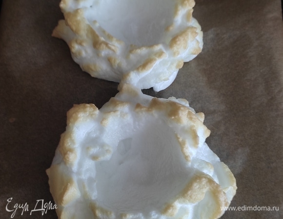 Ставим наши белковые «облака» в духовку, разогретую до 160°C, на 3–4 минуты.