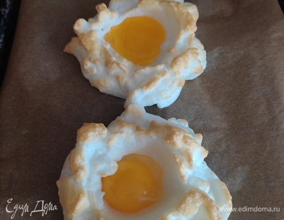 Достаем и в углубление выливаем желток. Ставим в духовку еще на 3–4 минуты. Яйца «Орсини» готовы. Сервируем и подаем к завтраку. Приятного аппетита!