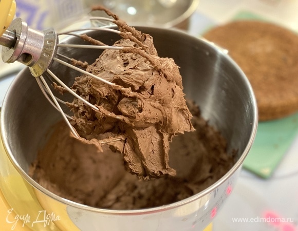 Приготовим крем. В сотейник вылить сливки и выложить шоколад, я использовала 2 плитки молочного и 1 горького. Растопить шоколад в сливках до получения однородной массы. Накрыть пищевой пленкой в контакт и убрать в холодильник до полного остывания. Достать сливочно-шоколадную смесь из холодильника, взбить миксером до получения пышного плотного крема.