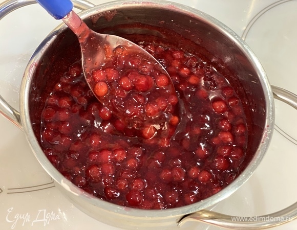 Приготовим брусничную начинку. Бруснику смешать с сахаром. Нагреть до растворения сахара. Крахмал смешать с небольшим количеством воды и тонкой струйкой, постоянно помешивая, влить в бруснику. Проварить, пока начинка не загустеет. Убрать готовую начинку в холодильник до остывания.