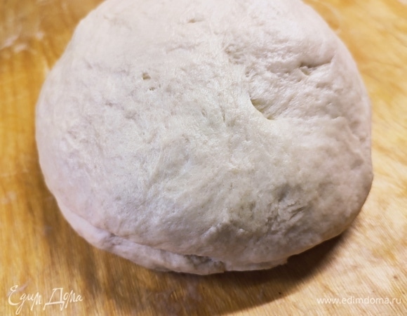 В теплой воде развести дрожжи с сахаром и оставить минут на 10. Затем в дрожжевую воду добавить сметану, соль и муку. Замесить тесто. Когда тесто сформируется в шар, можно добавлять мягкое сливочное масло частями. Вымесить эластичное тесто и оставить на 2 часа в теплом месте для подъема.