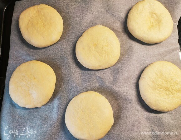 Из каждого шарика раскатать лепешку толщиной примерно 1 см. Оставить на 1 час.