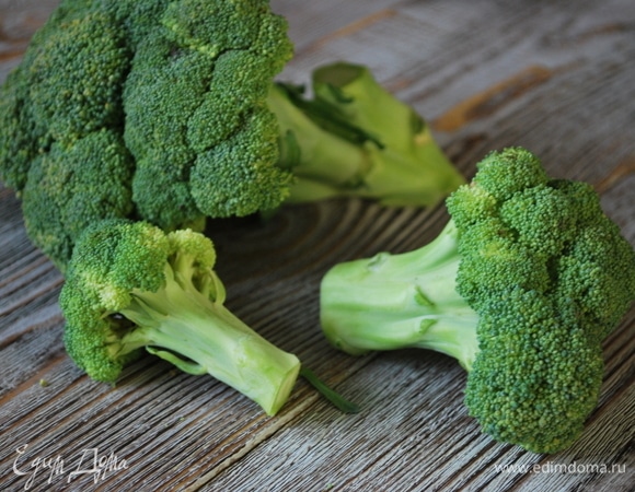 Для салата разберите брокколи на соцветия. Если соцветия крупные, нарежьте их.