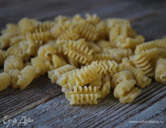 Макароны твердых сортов пшеницы отварите в большом количестве воды до состояния альденте, посолите по вкусу.