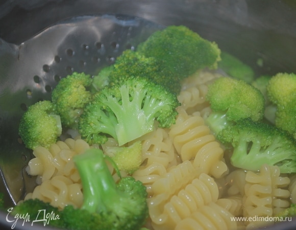 За пару минут до готовности макарон добавьте в кастрюлю брокколи, проварите вместе и слейте воду.