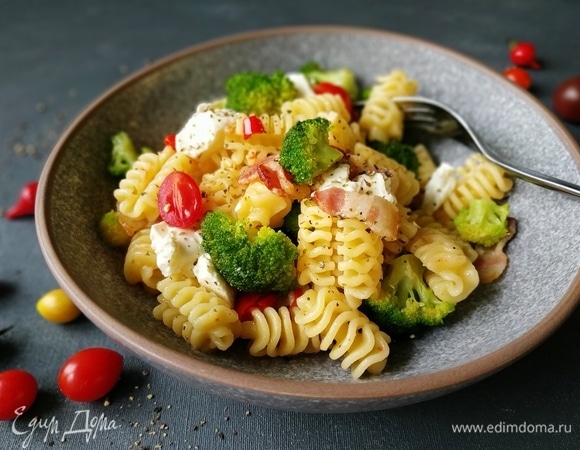 Салат переложите в тарелку, фету поломайте маленькими кусочками и выложите сверху. Подавайте к столу. Приятного аппетита.