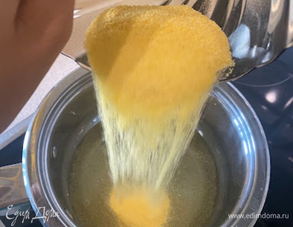 Налить в кастрюлю нужное количество воды, довести до кипения (не забудьте предварительно подсолить). Не спеша, высыпать поленту в кипящую воду, одновременно с этим регулярно помешивая.