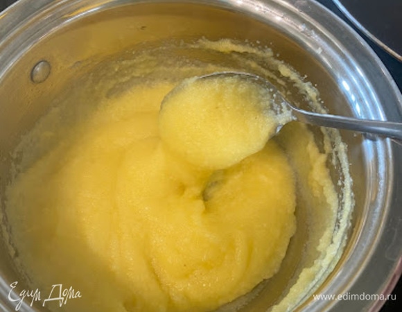 Пока смесь будет постепенно густеть, по-прежнему не забывайте постоянно помешивать. Время варки поленты составляет 2 минуты, все происходит очень быстро. Готовность каши достаточно легко определить визуально. Крупа становится однородной и гладкой по своей консистенции. Она достаточно легко отстает от стенок и дна. На этом этапе необходимо добавить в поленту сливочное масло. Если каша получилась более густой, чем вы хотели, можно долить немного кипящей воды.