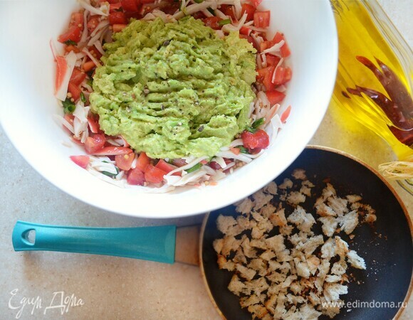 Крошки белого хлеба подсушите на сухой сковороде до золотистого цвета. В миске с авокадо смешайте все ингредиенты, добавьте оливковое масло и базилик.