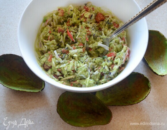 Наполните салатом лодочки из авокадо и подавайте к столу. Если позволяет время, то готовый салат можно немного охладить.