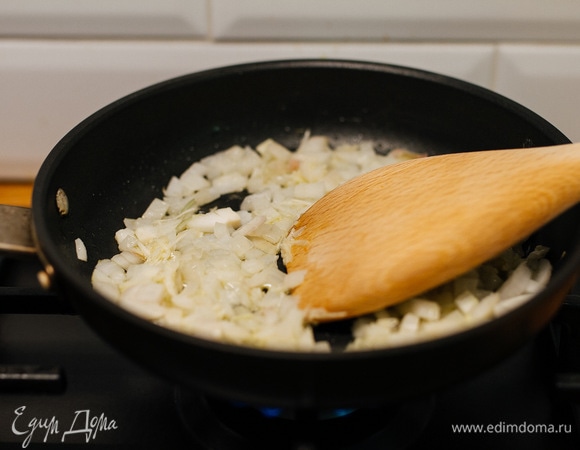 Лук с чесноком мелко нарезать и обжарить на оливковом масле.