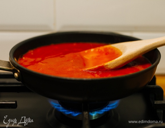 Добавить протертые помидоры.