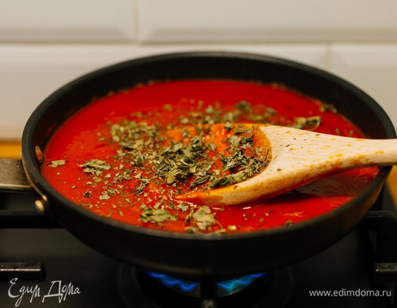 Посолить, поперчить, добавить зеленый базилик (у меня сушеный, но можно и свежий). Проварить соус 2–3 минуты.