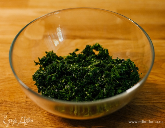 Шпинат измельчить.