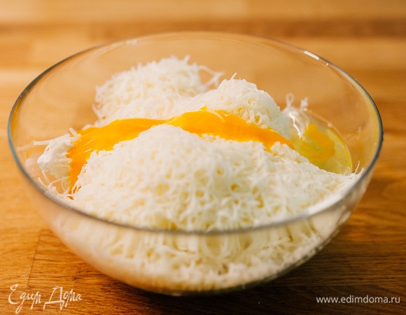 Разбить одно яйцо.