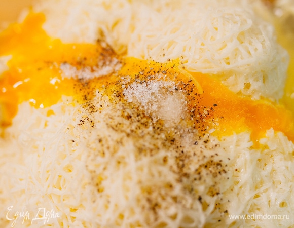 Добавить соль, перец.