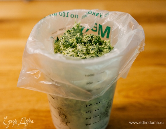 Переложить начинку в кондитерский мешок.