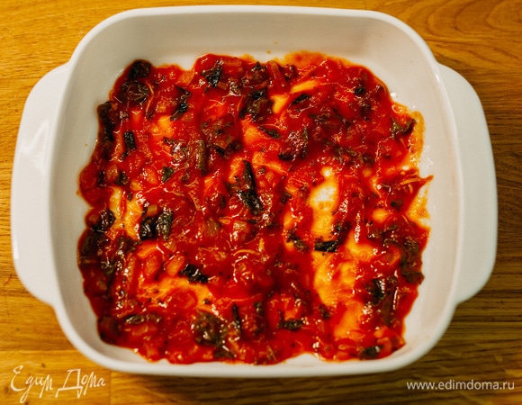 В форме для запекания распределить небольшую часть соуса по дну.