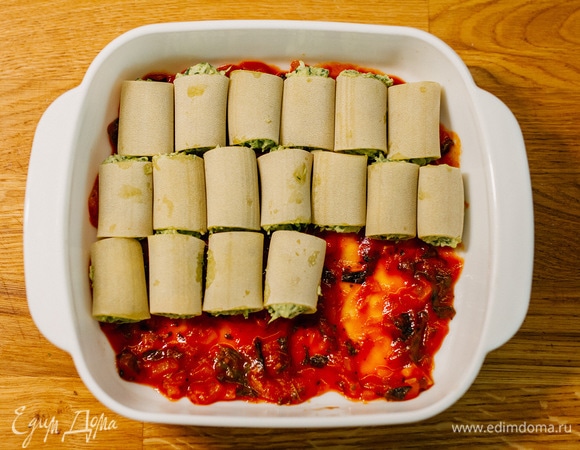 И уложить рядами трубочки.