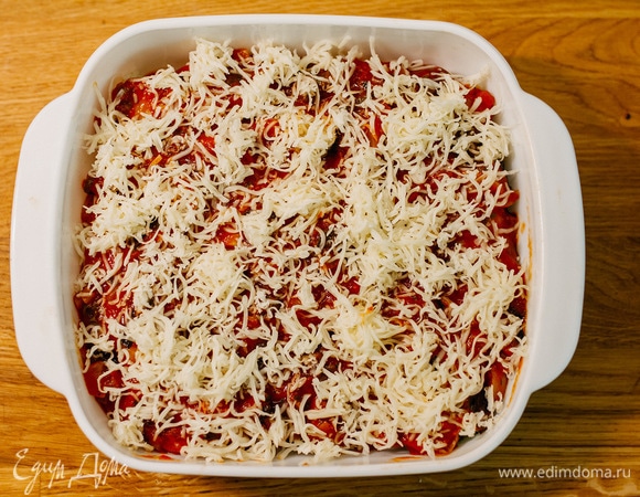 Посыпать тертой моцареллой.