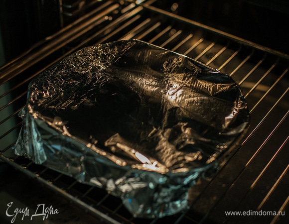 Накрыть форму фольгой и запекать при 200°C 25 минут. Затем фольгу снять и готовить еще 15–20 минут.