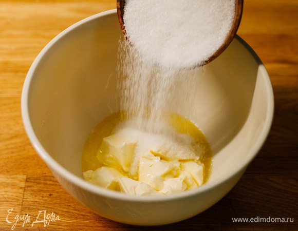 В размягченное масло всыпать сахар и взбить миксером.