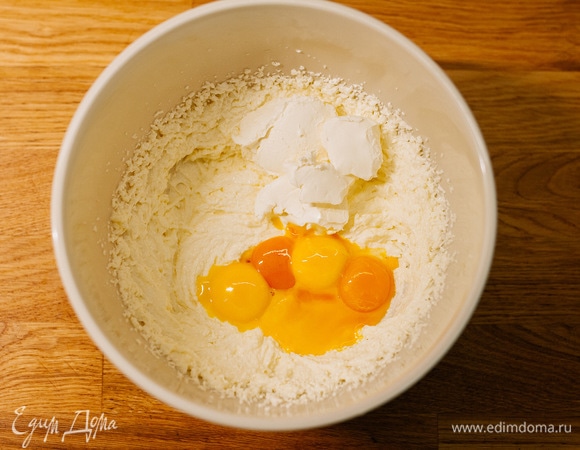 Затем — творожный сыр. Снова взбить.