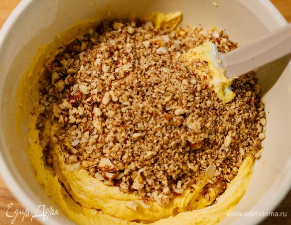 Добавить орехи и хорошо перемешать.