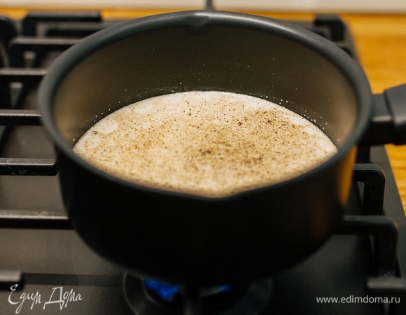 В молоко добавить ванильный экстракт и довести до кипения.